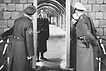 21.12.1963: Ein Grenzsoldat der DDR im Gespräch mit westberliner Grenzpolizisten und einer Krankenschwester am neuen Grenzübergang Oberbaumbrücke (Passierscheinabkommen).
