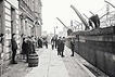 Passanten sehen am 13. August 1961 in der West-Berliner Sebastianstraße DDR-Grenzsoldaten beim Mauerbau zu.