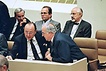 Bundeskanzler Helmut Kohl (1.R.r.) im Gespräch mit Hans-Dietrich Genscher, Bundesminister des Auswärtigen (1.R.l.),