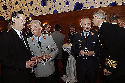 Hellmut Königshaus (links) im Gespräch mit dem Generalinspekteur der Bundeswehr Volker Wieker (2. v. l.), Generalleutnant Finster und Konteradmiral Nielson.