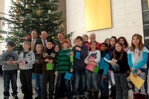 Gerda Hasselfeldt (CDU/CSU), Vizepräsidentin des Deutschen Bundestages, nahm den Weihnachtsbaum vom Verband Deutscher Naturparke entgegen