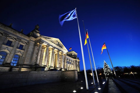 Blaue Stunde vor dem Reichstagsgebäude