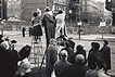 20.10.1961: West-Berliner winken in der Bernauer Straße ihren Familienangehörigen hinter der Mauer in Berlin-Ost zu. (Mauerbau)