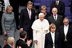 Papst betritt Plenum