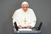 Papst hinter Rednerpult