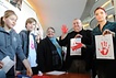 Auch Diana Golze (von links), Alexander Süßmaier und Marlene Rupprecht ließen sich ihre Handflächen rot einfärben.