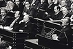 Kanzler Willy Brandt während einer Rede vor dem Bundestag (in der Regierungsbank v.r.: Walter Scheel, Bundesminister des Auswärtigen; Hans-Dietrich Genscher, Bundesminister des Innern; Gerhard Jahn, Bundesminister der Justiz).