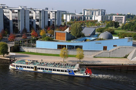 Die Kindertagesstätte steht vor dem Paul-Löbe-Haus (links im Bild) direkt an der Spree.