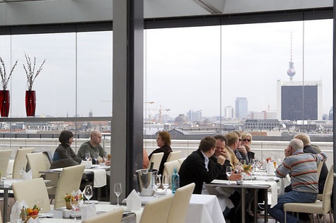 Auf der Dachterrasse befindet sich auch das Dachgartenrestaurant, das täglich von 9 Uhr bis 16.30 Uhr und von 18.30 bis 24 Uhr geöffnet hat.