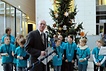 Bundestagspräsident Lammert nimmt im Westfoyer einen Weihnachtsbaum aus dem Naturpark Dübener Heide entgegen.