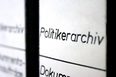 Foto: Ordnerrücken mit dem Aufdruck Politikerarchiv