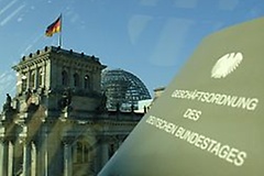 Geschäftsordnung des Deutschen Bundestages - im Hintergrund das Reichstagsgebäude