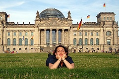 Christine Chiriac vor dem Reichstagsgebäude in Berlin, dem Sitz des Deutschen Bundestages