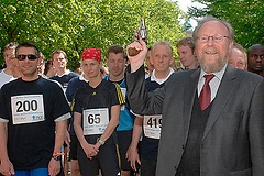 Bundestagsvizepräsident Wolfgang Thierse (SPD) gibt den Startschuss zum 11. Berliner Bundestagslauf