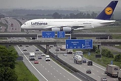Flughafen und Autobahn