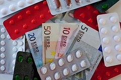 Geldscheine und Tabletten