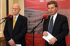 Vorsitzenden der Kommission, Peter Struck, (li.), SPD, und Günther H. Oettinger, (re.), CDU/CSU