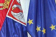 Flaggen Serbiens und der EU