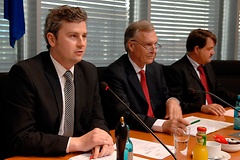 Öffentliche Anhörung des Unterausschusses Neue Medien: Ausschussvorsitzender Sebastian Blumenthal, FDP, (v.li.), Jörg Ziercke und Christian Hoppe vom BKA
