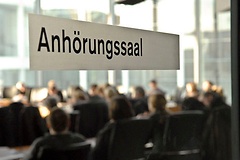 Blick in den Anhörungssaal im Marie-Elisabeth Lüders-Haus.