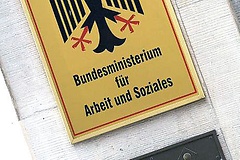 Schild am Sitz des Bundesministeriums für Arbeit und Soziales