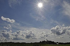 Wolken über einem Dorf