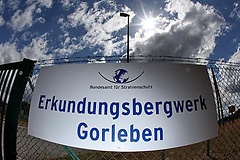 Schild des Endlager-Erkundungsbergwerks in Gorleben