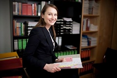 Die IPS-Stipendiatin Frau Rozalska im Büro des Abgeordneten.