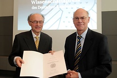 Düding (links) erhält den Wissenschaftspreis 2010.