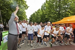 Bundestagslauf: Wolfgang Thierse gibt den Startschuss.