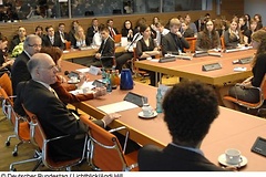 Zoni Weisz (links), Sinto und Holocaust-Überlebender, bei einer Begegnung mit Jugendlichen im Deutschen Bundestag am 27. Januar 2011