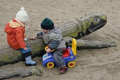 Kinder spielen im Sand