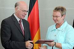 Übergabe des Petitionsberichts 2010 an bundestagspräsident Lammert durch Kerstin Steinke