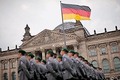 Soldaten beim Gelöbnis vor dem Reichstagsgebäude