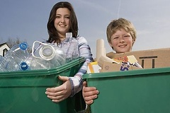 Kinder beim Recycling