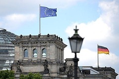 Europafahne weht auf dem Reichstagsgebäude neben einer Deutschland-Fahne.