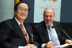 Links der Vorsitzende der koreanischen Seite, Kim Hakjoon, rechts der Vorsitzende der deutschen Seite, Staatssekr. Hartmut Koschyk, CDU/CSU.