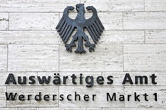 Bundesadler und Schriftzug am Neubau Auswaertiges Amt