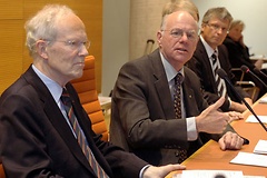 Bundestagspräsident Lammert (re.) und Edzard Schmidt-Jortzig (li.)