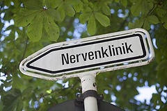 Schild weist zu einer Nervenklinik