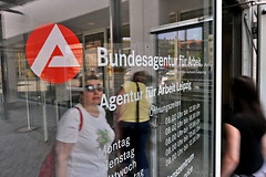 Besucher der Agentur für Arbeit verlassen das Gebäude.