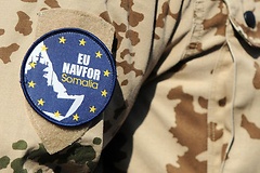 Emblem an der Uniform eines Soldaten auf dem Deck der Fregatte Bayern