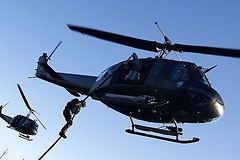 Marinesoldaten der Boarding-Kompanie, trainieren das schnelle Abseilen aus einem Helikopter.