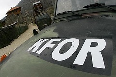 Geländewagen mit Aufschrift 'KFOR'