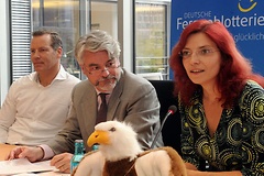 Henry Maske (von links), Christian Kipper und Diana Golze bei der Vorstellung der diesjährigen Aktion der ARD-Fernsehlotterie.