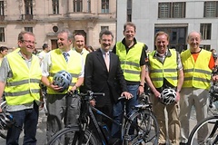 Bundestagsvizepräsident Hermann Otto Solms (Mitte) schickte die Radler auf die Strecke.