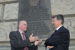 Norbert Lammert und Lászlo Kövér vor der Plakette zur Erinnerung an den deutsch-ungarischen Freundschaftsvertrag am Reichstagsgebäude
