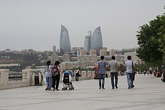 Menschen an der Uferpromenade in Baku.