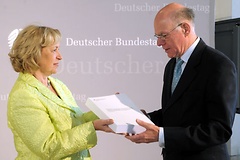 Böhmer übergibt an Lammert Bericht zur Lage der Ausländer