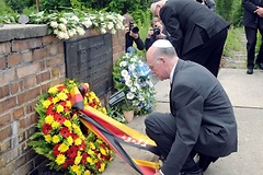 Norbert Lammert, Reuven Rivlin am Gleis 17 im Berliner Grunewald